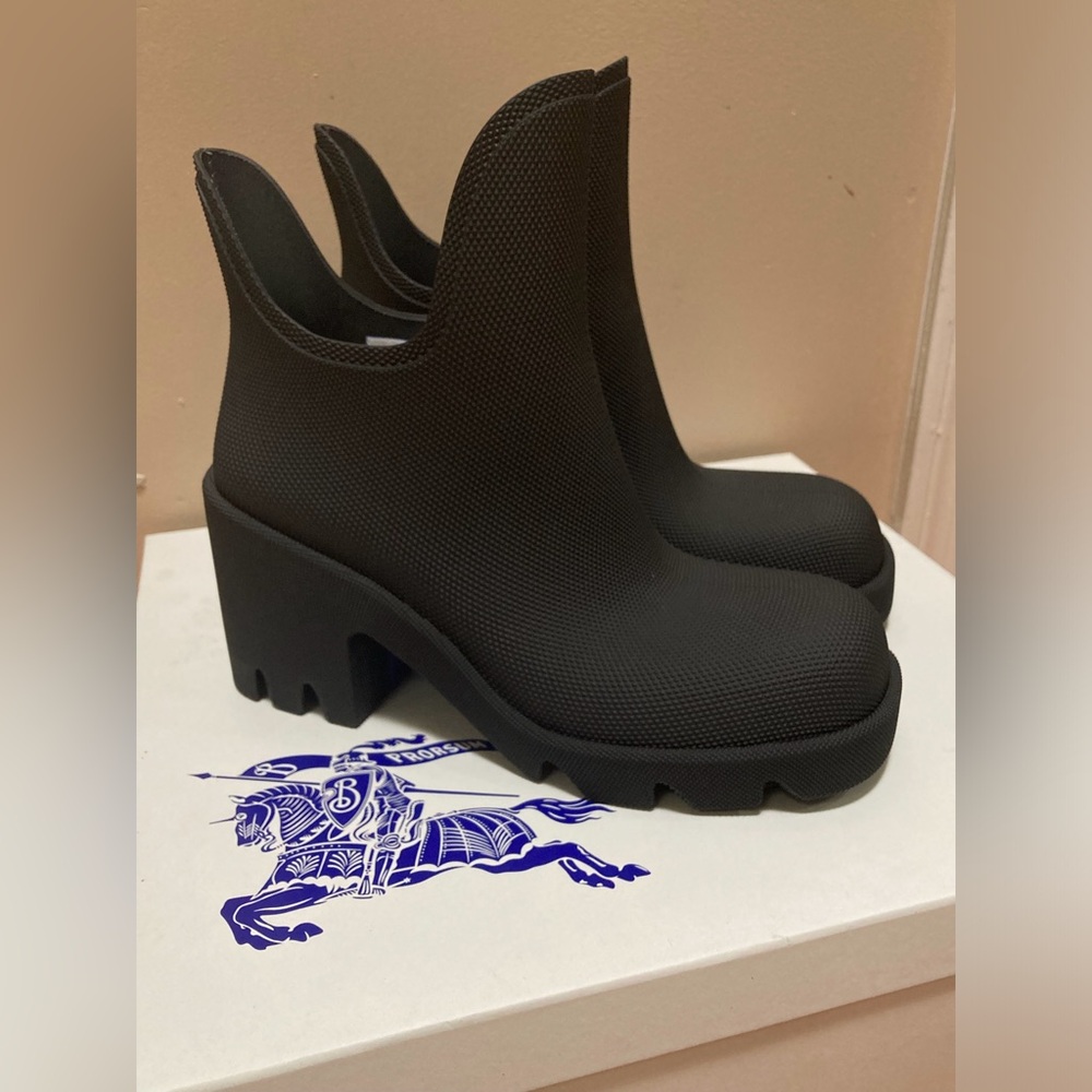 Burberry Elegant Black Textured Heeled Boots